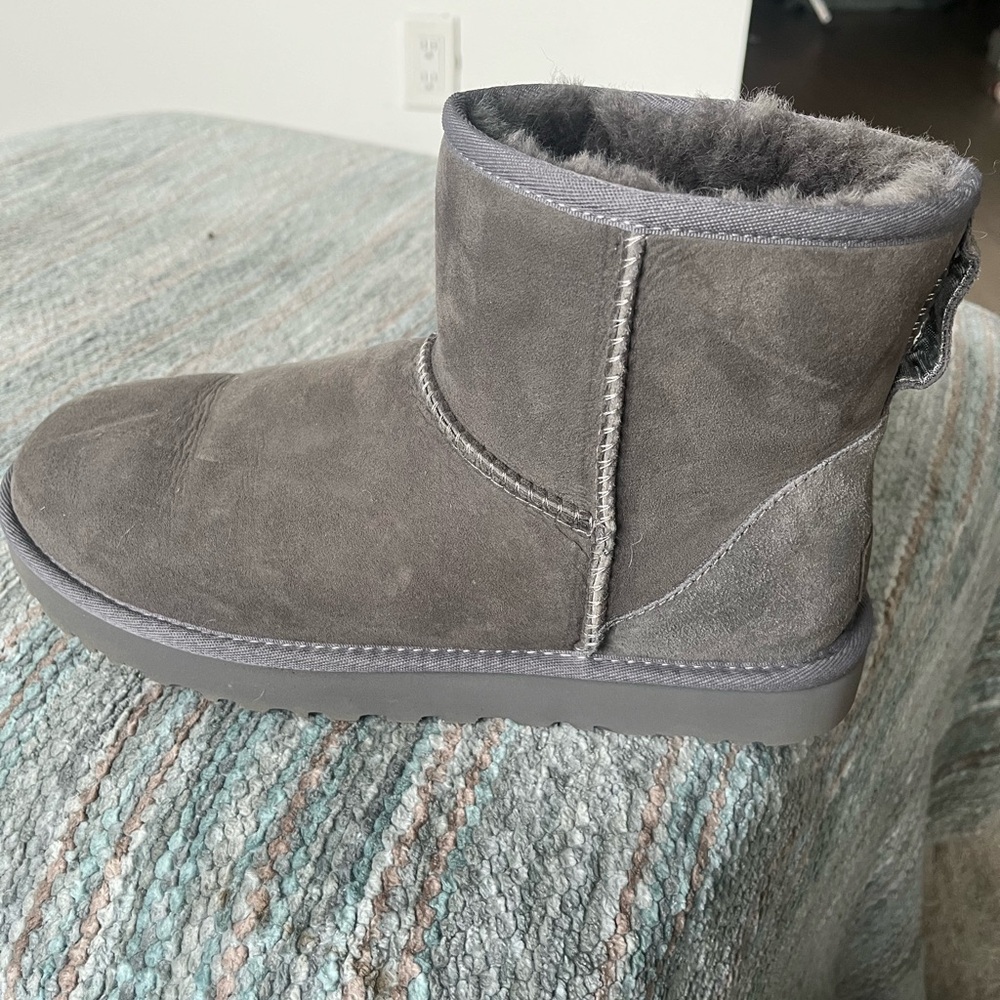 Women’s short mini Ugg boots Size 10 gray